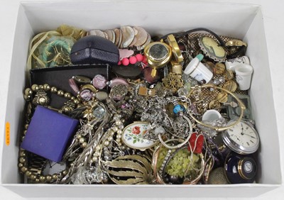 Lot 482 - A collection of various costume jewellery to...