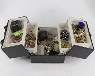 Lot 485 - A collection of costume jewellery to include...