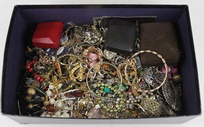 Lot 489 - Costume jewellery to include beaded necklaces,...