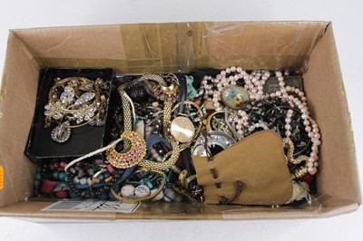 Lot 490 - Costume jewellery to included beaded necklaces...