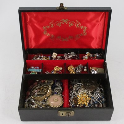 Lot 493 - Costume jewellery to include beaded necklaces...