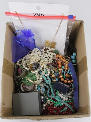 Lot 495 - Costume jewellery to include beaded necklaces