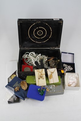 Lot 499 - Costume jewellery to include beaded necklaces...