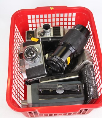 Lot 521 - A collection of photography equipment to...