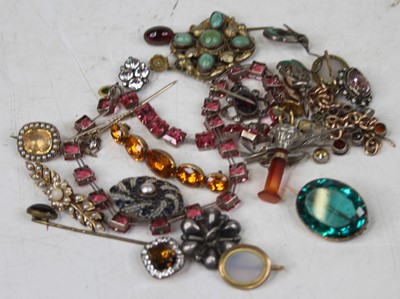 Lot 533 - Costume jewellery to include gilt metal...