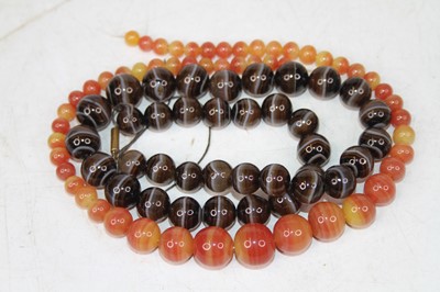 Lot 536 - A banded agate graduated beaded necklace...