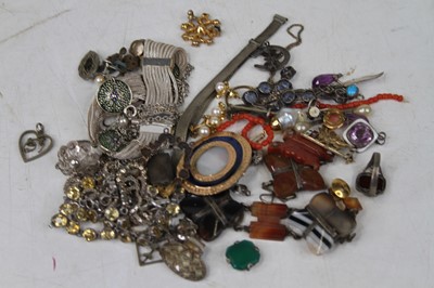 Lot 534 - A small collection of costume jewellery to...