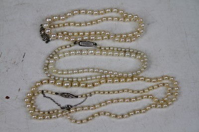 Lot 540 - A single row of cultured pearls having a 9ct...