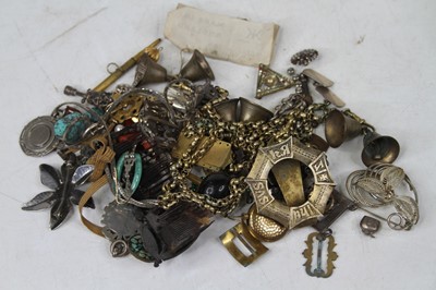 Lot 535 - A small collection of costume jewellery to...