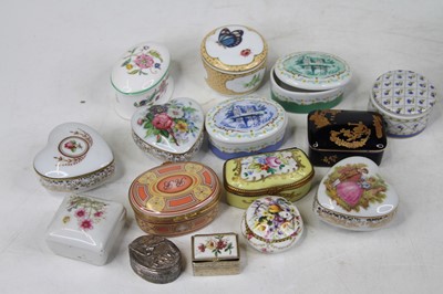 Lot 546 - A collection of snuff and pill boxes to...