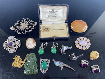 Lot 427 - A small collection of silver and other costume...