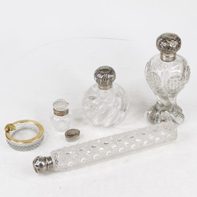 Lot 353 - A late Victorian scent bottle, having a cut...