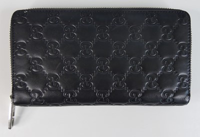 Lot 601 - A Gucci black leather lady's purse, with...