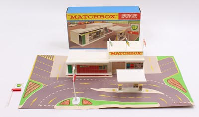 Lot 1358 - A Matchbox MG1 service station, housed in the...