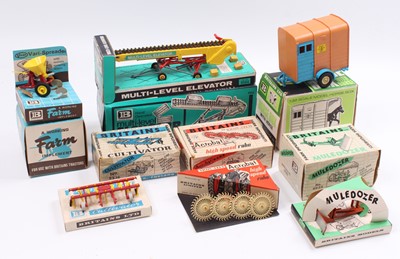 Lot 750 - A box containing 6 various boxed Britains...