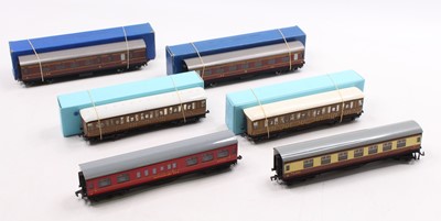 Lot 520 - Six Hornby-Dublo tinplate coaches. One each D3...