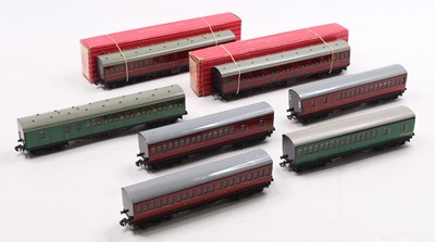 Lot 521 - Hornby-Dublo Suburban coaches: one each 4083 &...