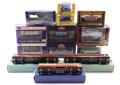 Lot 438 - A small selection of 00-gauge rolling stock:...