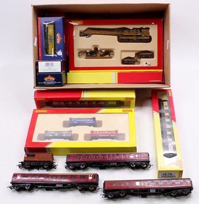 Lot 543 - Various 00-gauge items of rolling stock all...