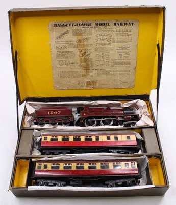 Lot 289 - Bassett-Lowke clockwork passenger train set. 4-...