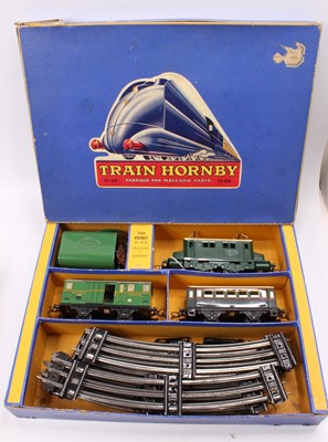 Lot 292 - French Hornby 20v ‘electric’ passenger set ref...