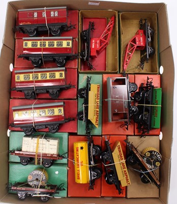 Lot 297 - Large tray containing 14 Hornby post-war...