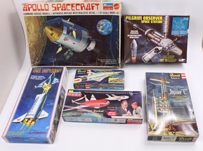 Lot 669 - A collection of mixed space-related model kits,...