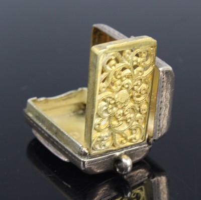 Lot 2090 - An early Victorian silver vinaigrette in the...