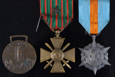 Lot 275 - A WW I Italian Allied Victory medal, together...