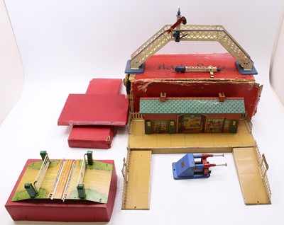 Lot 343 - Hornby items: No.2 Station, ‘Windsor’ red...