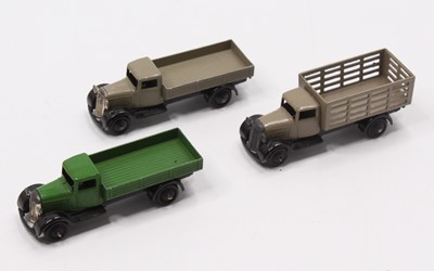 Lot 1120 - A collection of three various loose Dinky Toy...