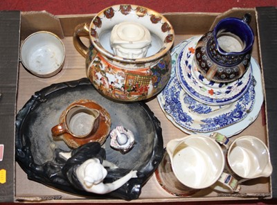 Lot 100 - A collection of ceramics to include a Doulton...