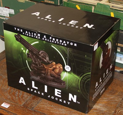 Lot 1510 - A Hero Collector boxed Alien & Predator...