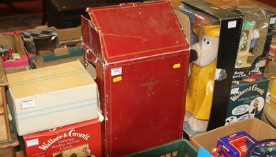 Lot 1556 - A collection of six boxed Wallace & Gromit...