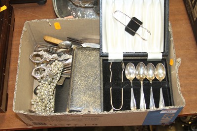 Lot 321 - A small quantity of cased and loose flatware,...