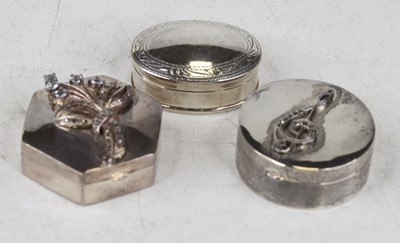 Lot 385 - A modern white metal and marcasite set pill...