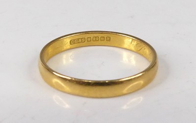 Lot 402 - A 22ct gold wedding band, 4.2g, size X