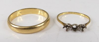 Lot 417 - A yellow metal wedding band, unmarked but...