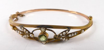 Lot 433 - An Edwardian 9ct gold green peridot and seed...