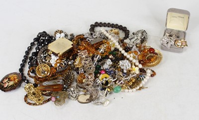 Lot 491 - A collection of costume jewellery to include...