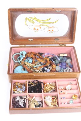 Lot 493 - A glazed jewellery box containing a collection...