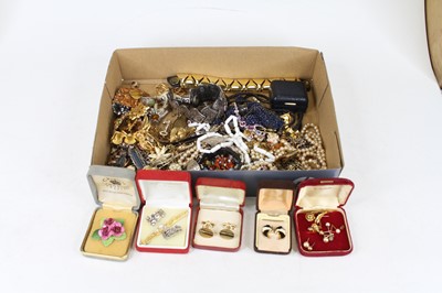 Lot 496 - A collection of costume jewellery to include...