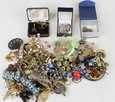 Lot 498 - Costume jewellery to include paste set...