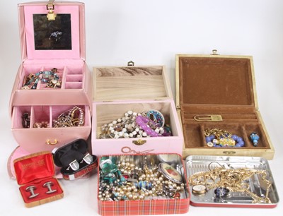 Lot 502 - A collection of costume jewellery to include...