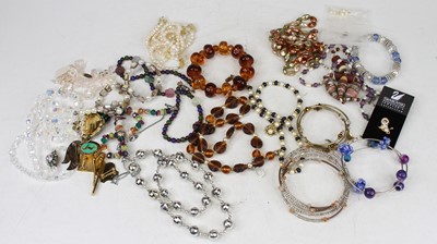 Lot 529 - Costume jewellery to include simulated amber...