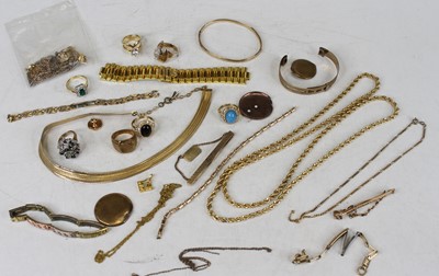 Lot 539 - Costume jewellery to include paste set cluster...