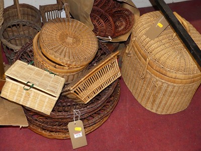 Lot 1076 - Assorted wicker wares, to include various...