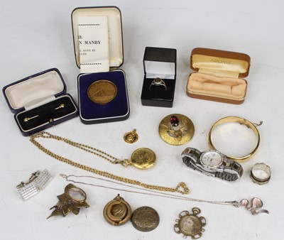 Lot 543 - Costume jewellery to inlcude gold plated hinge...