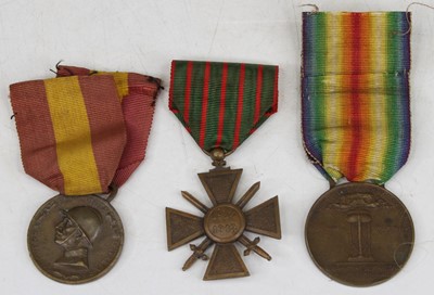 Lot 553 - A WWI Allied Victory medal, together with a...