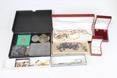 Lot 568 - A collection of costume jewellery to include...